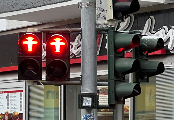 Symbolbild | Menschen, denen man alles zweimal sagen muss | © Katharina Greve